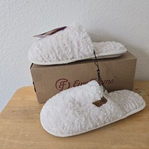 NWT in Box  EverFoams Slippers Womens Fuzy Slip-on Slippers Beige size 7-8